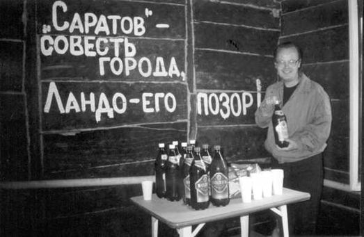Александр Крутов – на фуршете, который состоялся по завершению пресс-конференции в редакции газеты «Саратов», посвящённой «делу Ландо» (фото Николая Клёнова).