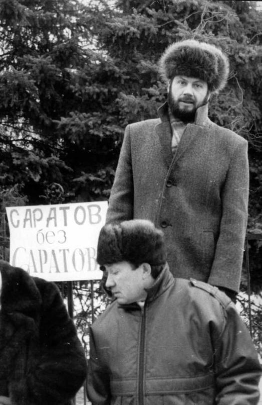 Январь 1994 года: главный редактор газеты «Саратов» Борис Плохотенко вместе с соратниками на Театральной площади защищает свою газету. Тогда победила номенклатура… (фото Алексея Хействера).