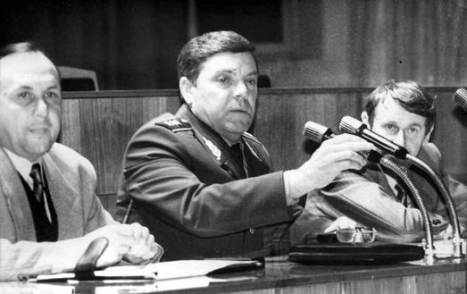 1995 год: Борис Громов баллотируется в Госдуму от Саратова. Справа – одно из его доверенных лиц тех лет. Это – Ландо! (фото Алексея Хействера).