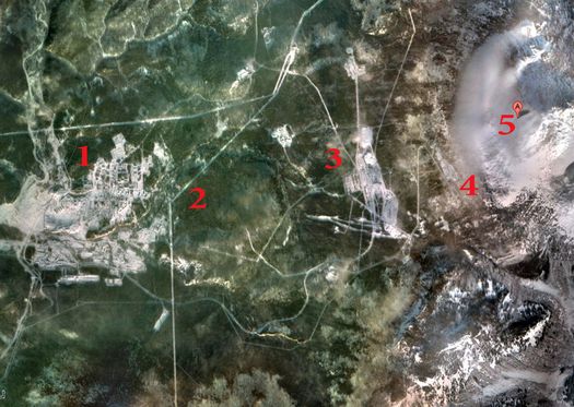 На спутниковой фотографии под № 1 – жилой городок Солнечный/Белорецк-16, под № 2 – охраняемый периметр (охватывающий всю гору, под № 3 – строительные помещения (?), под № 4 – въезд в тоннель, то есть в гору, № 5 – вершина Ямантау